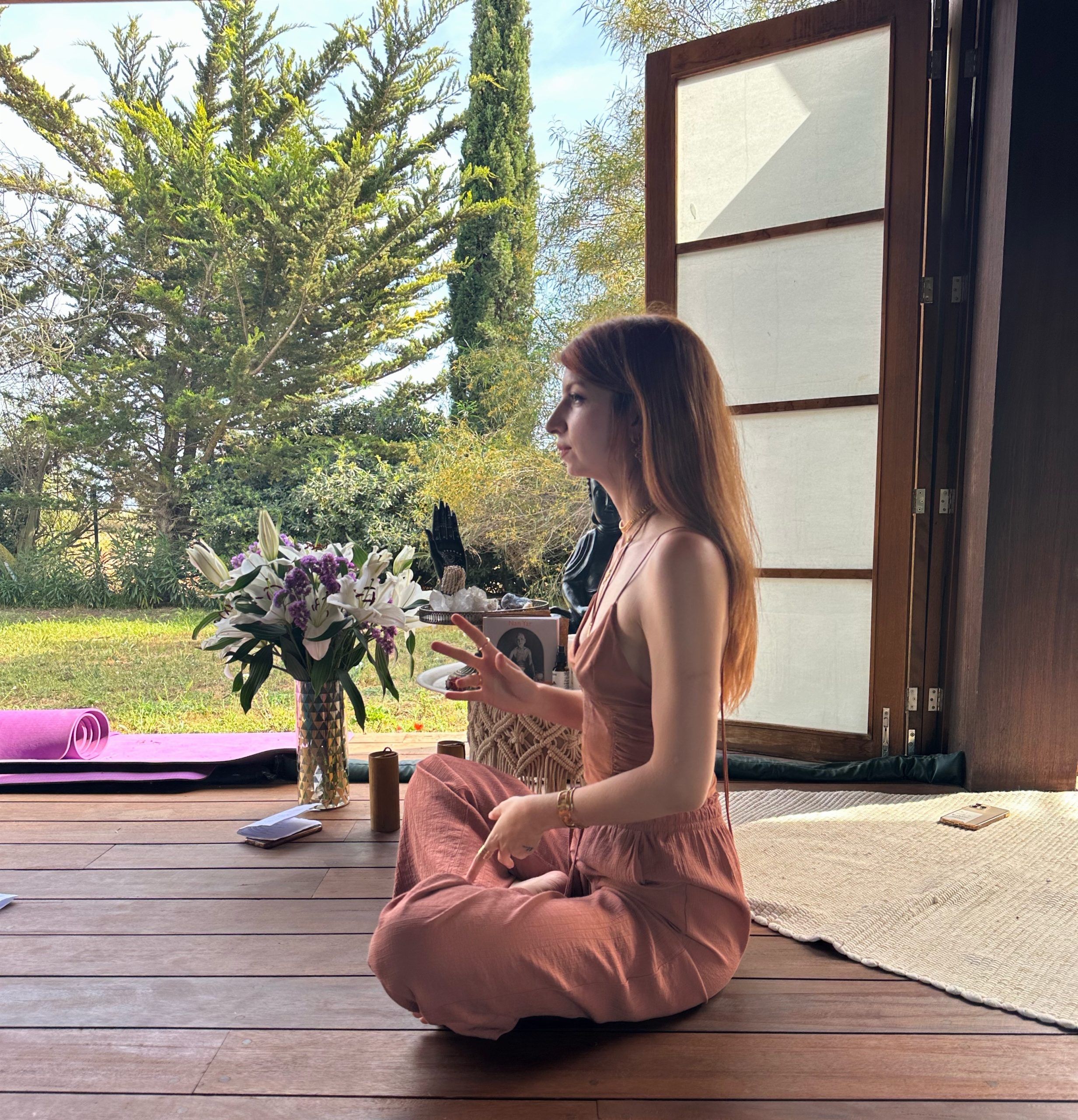Facilitadora Sara Gomar aplicando la técnica de KAP para despertar la energía kundalini en una sesion de kap en Valencia